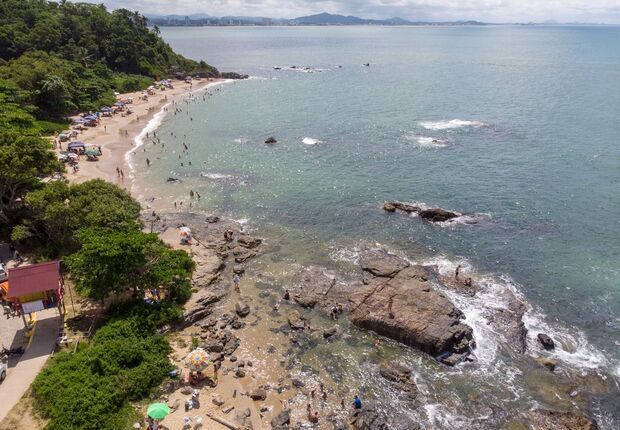 Penha: Bandeira Azul é hasteada nas praias da Bacia da Vovó, Saudade, da Lola e Grande