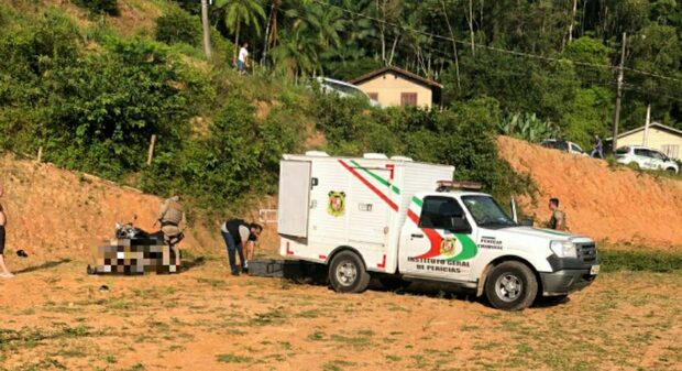 Brusque: Casal morre ao despencar com moto em ribanceira no bairro Primeiro de Maio