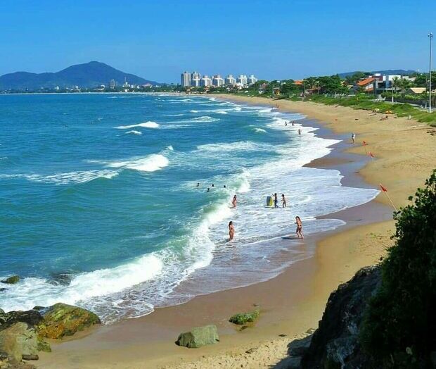 Penha: Duas pessoas são arrastadas por correnteza na praia do Quilombo