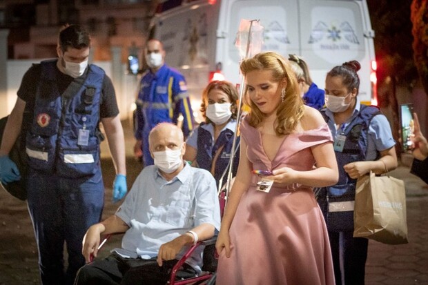 Emoção: Pai chega de ambulância à formatura da filha em Itajaí