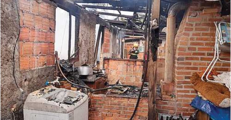 VAQUINHA ONLINE: INCÊNDIO DESTRÓI DUAS CASAS E FAMÍLIAS PEDEM AJUDA PARA RECONSTRUIR SUAS VIDAS