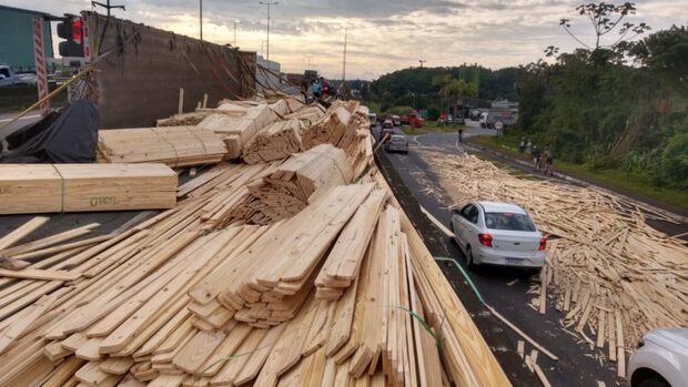 Trânsito lento: Carreta tomba e bloqueia BR-101 em Joinville