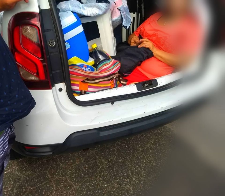 É O AMOR: POLÍCIA FLAGRA SOGRA SENDO TRANSPORTADA NO PORTA-MALAS EM FLORIPA