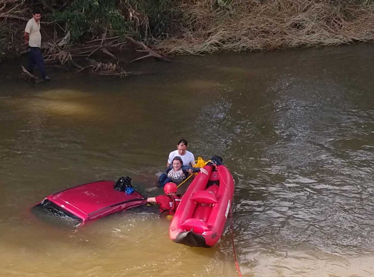 RESGATADA: MULHER CAI COM CARRO NA ESTAÇÃO DE TRATAMENTO DE ESGOTOS DA SAMAE EM JARAGUÁ DO SUL