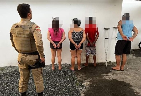 Barra Velha: Trio é preso e menor apreendido por tráfico de drogas e desmanche de veículos no bairro Itajuba