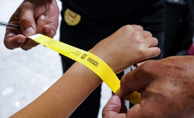 Policia Civil distribui pulseiras na operação “Verão Mais Seguro”