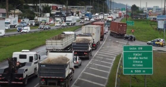 Passos de tartaruga: Congestionamento e lentidão na BR-101 de Joinville à Balneário Camboriú