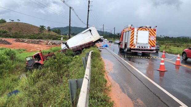 Na SC-417: Acidente entre dois caminhões resulta na morte de um motorista e deixa duas pessoas feridas em Garuva