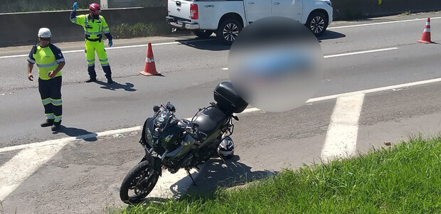 Na BR-101: Motociclista morre ao bater em traseira de caminhonete no quilômetro 108, em Penha