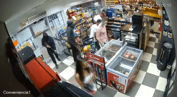 Penha: Dupla assalta posto de combustíveis na véspera do Ano Novo e leva veículo de clientes