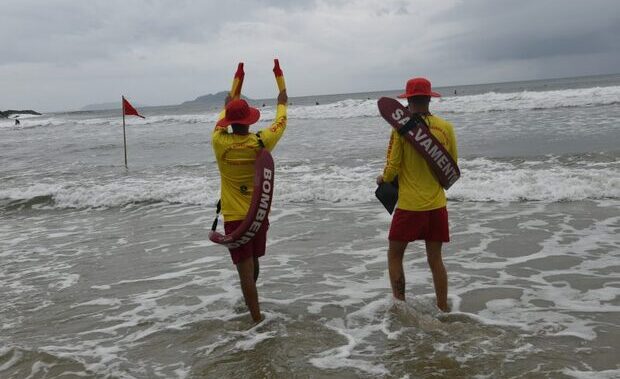 Itajaí: Banhista é salvo por surfistas e guarda-vidas na praia dos Amores