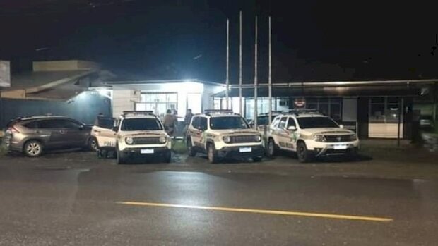 Na praia do Ervino: Quinteto é preso com veículo roubado em São Francisco do Sul