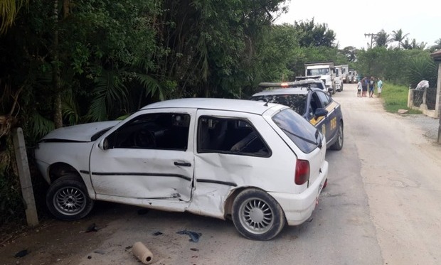 Perseguição: Dupla é detida com carro furtado na BR-101 em Itajaí