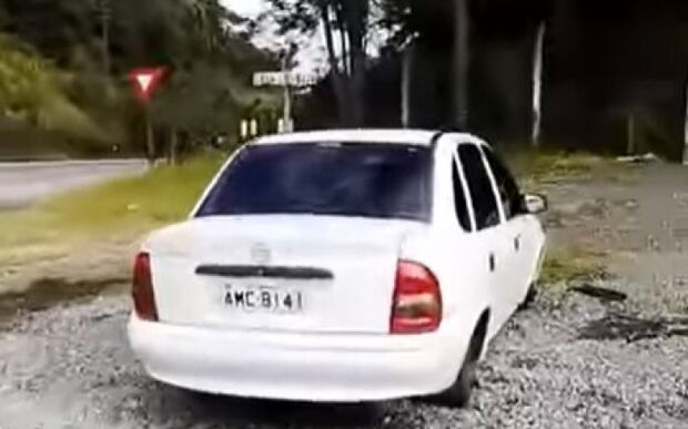 Penha: Carro roubado em Camboriú é encontrado quase depenado na frente do Balalaika
