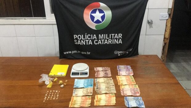 Penha: Traficante é preso no Beco do Cabelinho no bairro Gravatá com drogas e produtos roubados