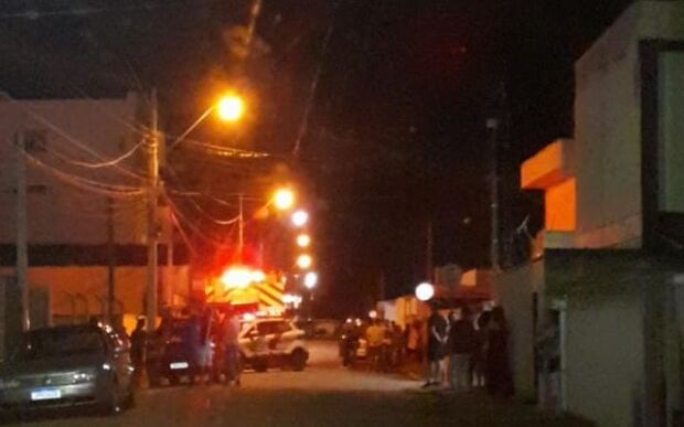 Doideira: Mulher briga com marido, bota fogo na casa e mata cachorro de estimação