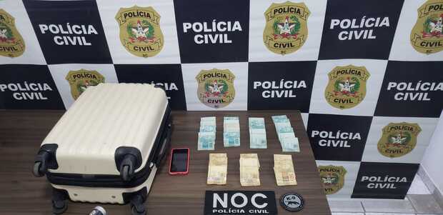Sem essa de PIX: Mulher é presa com 30 mil reais, em mala de viagem, para pagar dívida de drogas