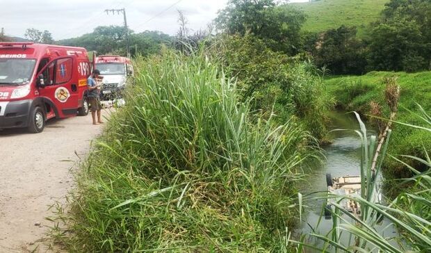 Ilhota: Mãe e filho de 3 anos morrem após carro capotar e cair em ribeirão no Baú Central