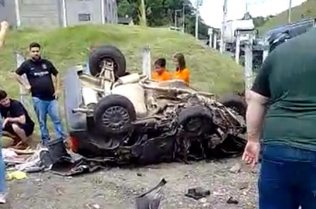 Tragédia: Jovem e duas crianças morrem após Land Rover bater em Uno em Joinville