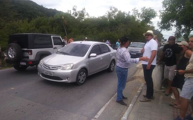 Penha/Navegantes: Moradores interditam ponte e cobram nova travessia sobre o Rio Gravatá