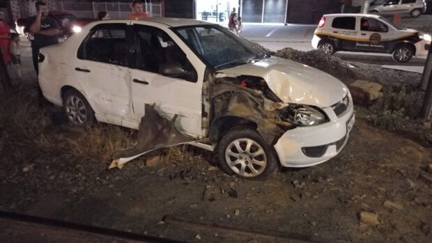 Joinville: Carro é arrastado por trem no bairro Itaum
