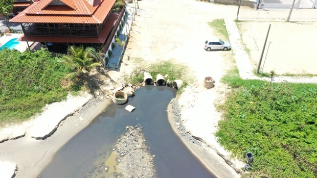 Praias de Penha sofrem com a falta da implantação da rede de esgoto
