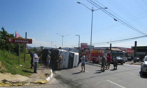 Barra Velha: Caminhão tomba com carga de cerveja no trevo de acesso da Parada Havan