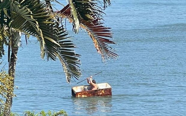 Navegantes: Homem usa carcaça de geladeira para “navegar” no Rio Itajaí-açu