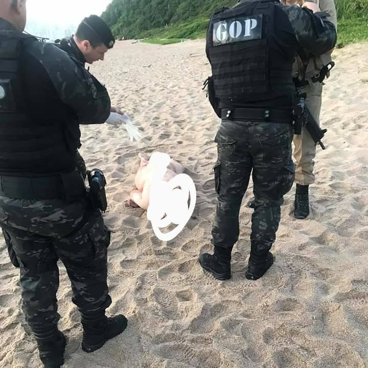 NO MORRO DO CARECA: HOMEM É ENCONTRADO NÚ E ESFAQUEADO NA TRILHA DA PRAIA DO BURACO