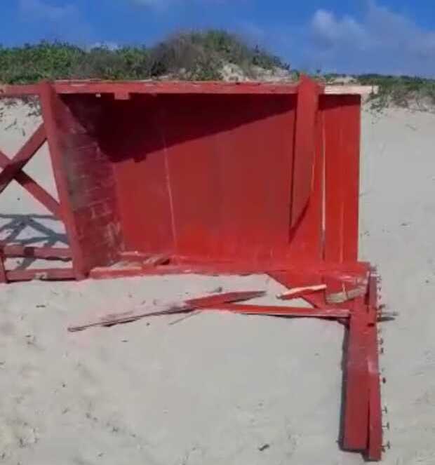 Vandalismo: Cadeirão dos guarda-vidas é destruído durante a madrugada na praia de Navegantes