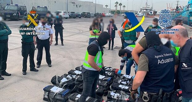 Mestre Doca I: Barco pesqueiro catarinense é apreendido com 560 quilos de cocaína ao sul das ilhas Canárias