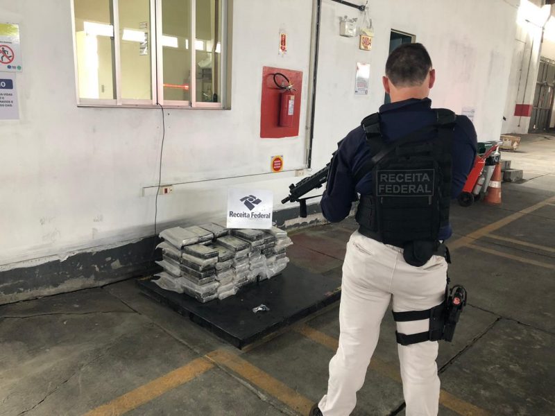 NA MADEIRA: RECEITA FEDERAL APREENDE 114 QUILOS DE COCAÍNA NO PORTO DE ITAJAÍ