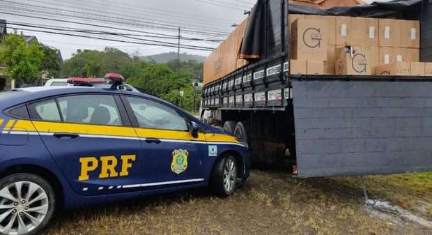 Na BR-280: Polícia apreende 240 mil maços de cigarros contrabandeados em Guaramirim