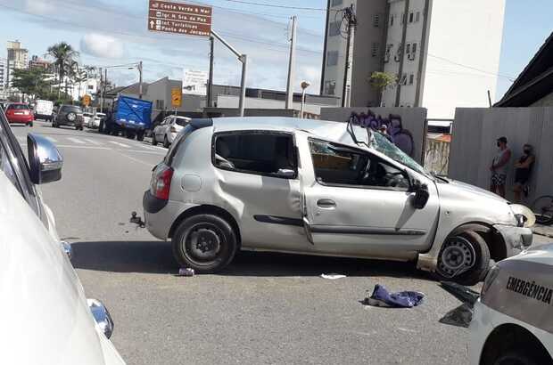 Deu no Pé: Motorista capota no Centro de Balneário Piçarras e foge caminhando do local