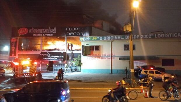 Balneário Camboriú: Chamas destroem loja de atacado na Marginal da BR-101