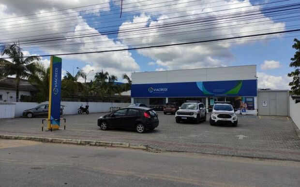 Itajaí: Trio invade agência da Viacredi e leva cerca R$ 30 mil