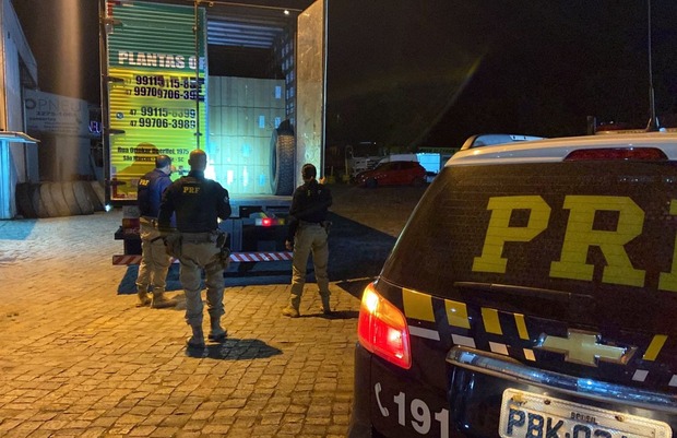Na BR-101: PRF apreende mais de R$ 1 milhão em cigarros contrabandeados dentro de caminhão-tanque, em Garuva