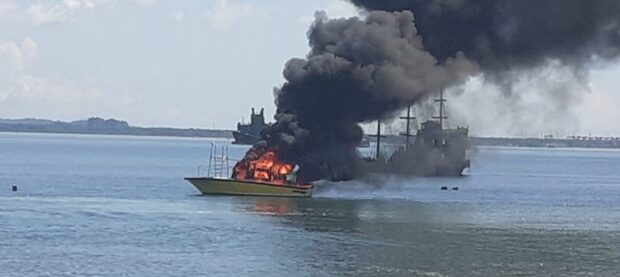 São Francisco do Sul: Barco é destruído por incêndio na parai de Paulas