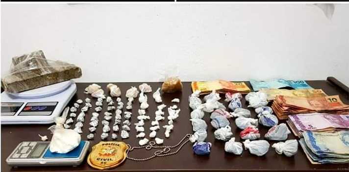 NA ITAJUBA: CASAL É PRESO COM PETECAS DE COCAÍNA E MEIO QUILO DE MACONHA EM BARRA VELHA