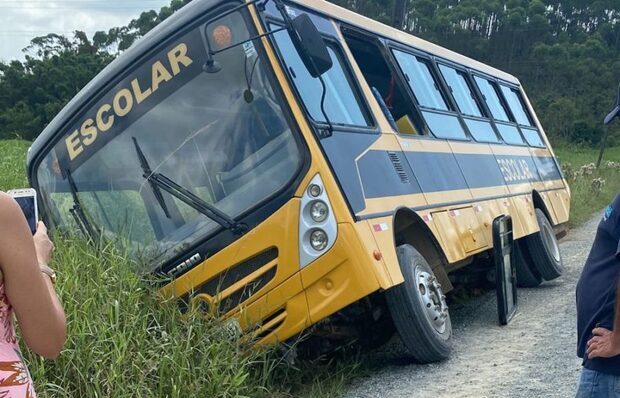 Balneário Piçarras: Ônibus escolar com crianças cai em vala na localidade de São Brás
