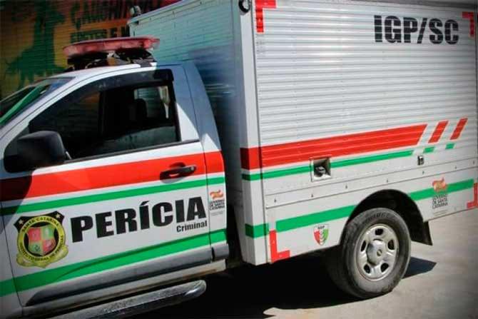 BALEADOS: MÃE E FILHO SÃO ENCONTRADOS MORTOS DENTRO DE CASA NO SANTA REGINA