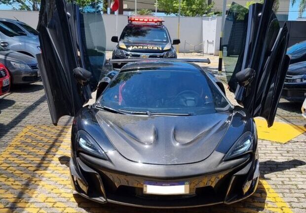 Balneário Camboriú: Carro de luxo avaliado em R$ 4 milhões é apreendido em condomínio da Terceira Avenida