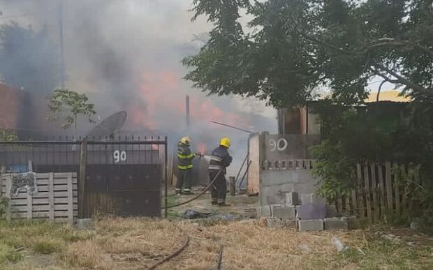 Penha: Incêndio destrói Meia Água no bairro Nossa Senhora de Fátima