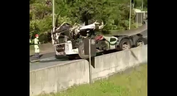 Tombamento fatal: Carreteiro morre em acidente na BR-376, em Guaratuba