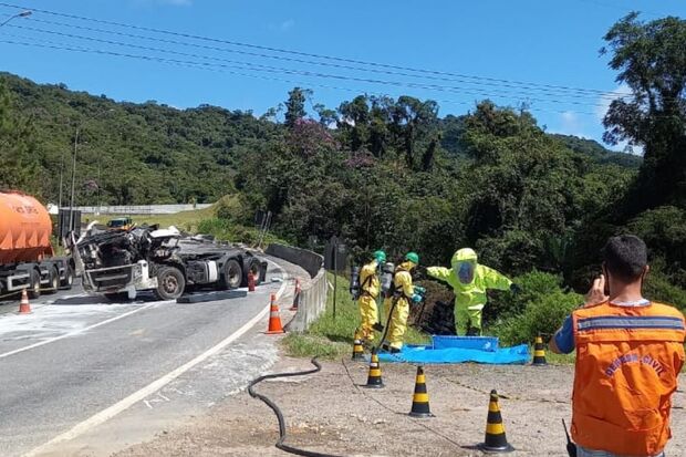 Na BR-376: Carga de ácido sulfúrico vaza após tombamento de caminhão e Defesa Civil recomenda que água de rio em Garuva não seja usada