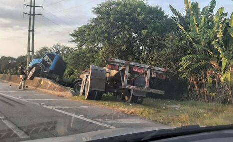 Colisão fatal: Caminhoneiro morre ao bater em mureta de concreto na BR-101, em Itajaí