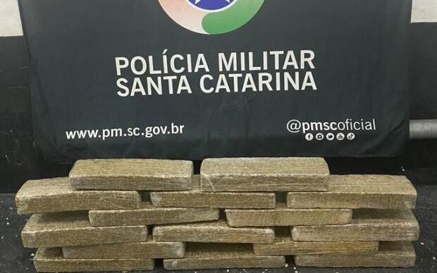 Pela janela: Dupla é presa com oito quilos de maconha no bairro Fazenda, em Itajaí