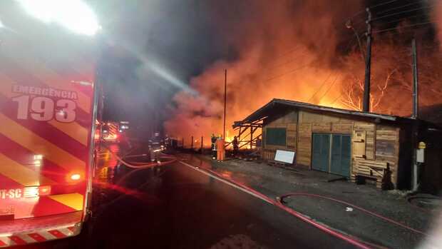 Penha: Incêndio de grandes proporções destrói galpão próximo do viaduto do quilômetro 105 da BR-101