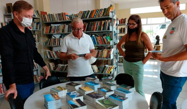 Cartões-postais de Balneário Piçarras são entregues à Fundação de Cultura