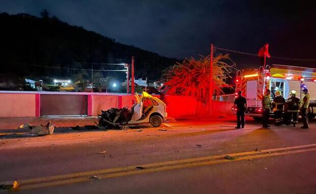Na Jorge Lacerda: Acidente entre caminhão baú e VW Gol resulta em morte de motorista, em Itajaí